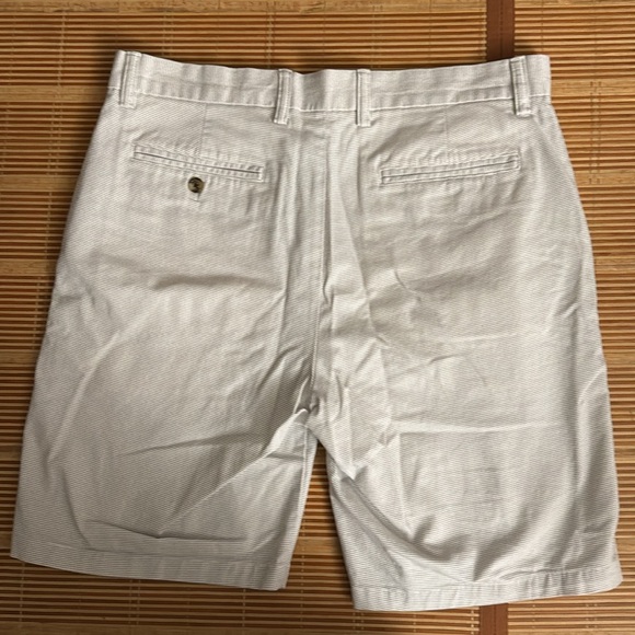 Old Navy Mens White shorts with patterns - Picture 4 of 4